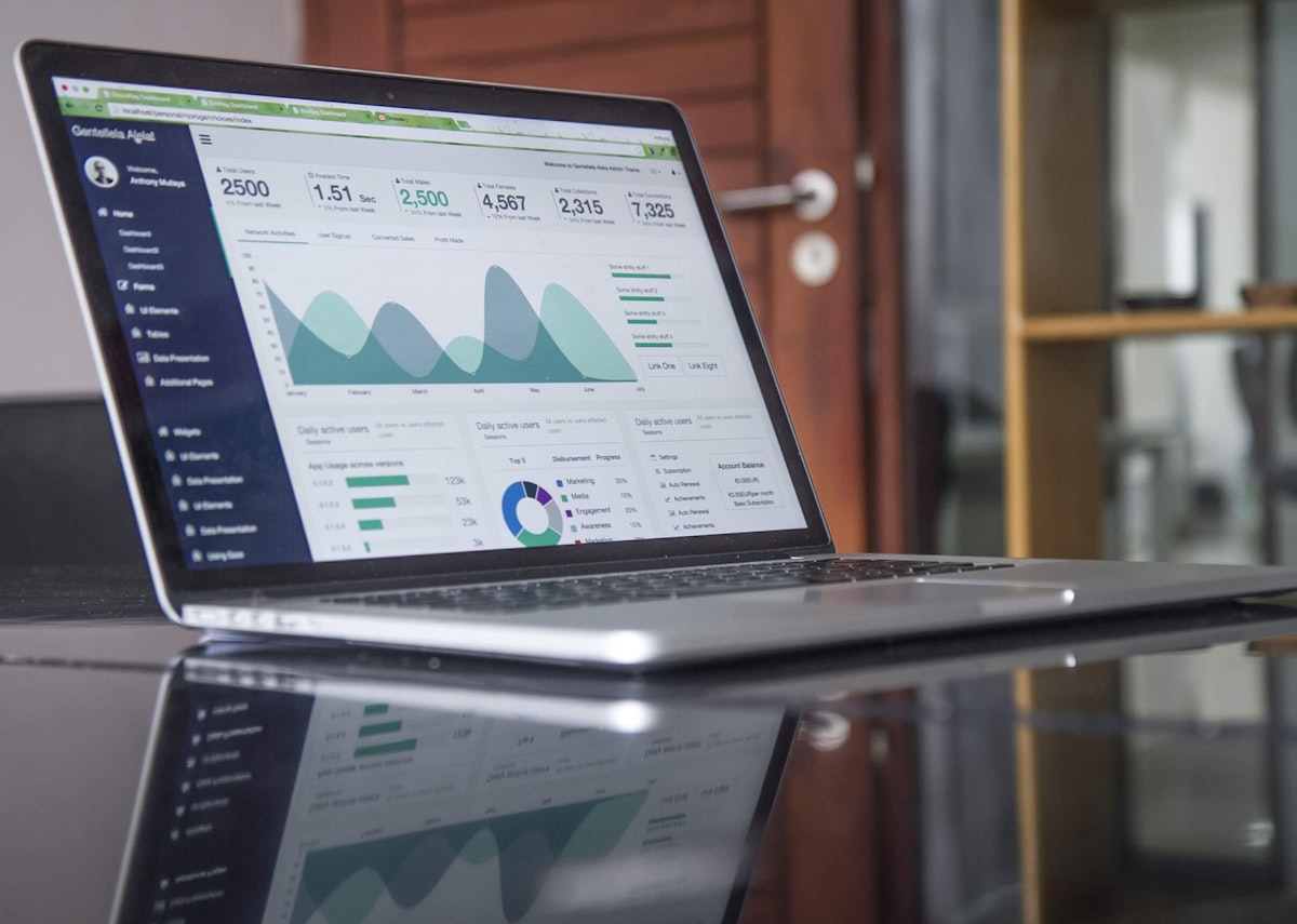 Desktop and mobile cashflow dashboard showing net position and inflow/outflow
